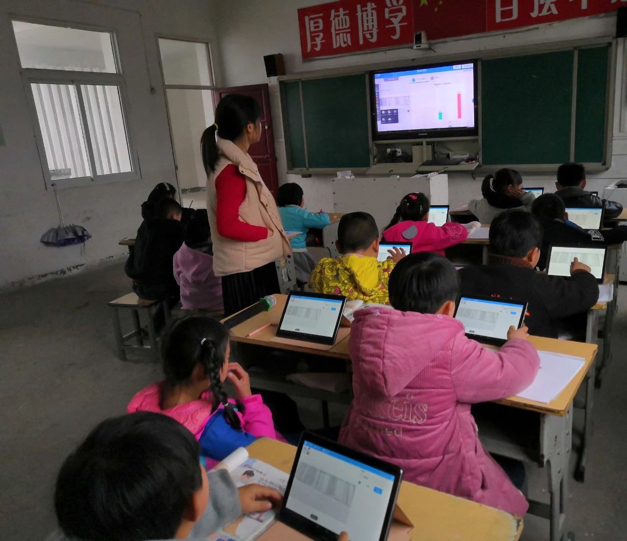 安(ān)徽：“在線(xiàn)課堂”拉近城鄉距離 教育信息化促教育公(gōng)平